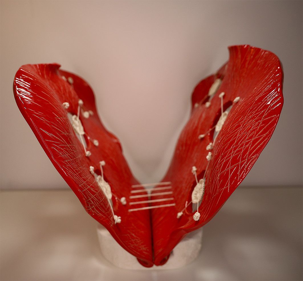 SCULTURA IN ARGILLA  LUCIANA PEREGO  ' METAMORFOSI 1 '  dimensioni L 15 x H 30 x  P 15 cm.