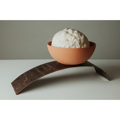 SCULTURA IN CERAMICA LUCIANA PEREGO ' SIATE LIEVITO ' dimensioni L 50 x H 15 x P 25 cm.