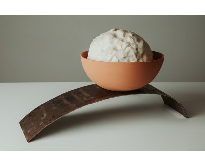 SCULTURA IN CERAMICA LUCIANA PEREGO ' SIATE LIEVITO ' dimensioni L 50 x H 15 x P 25 cm.