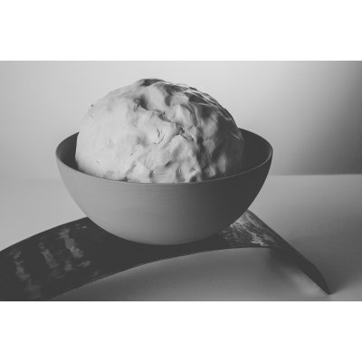 SCULTURA IN CERAMICA LUCIANA PEREGO ' SIATE LIEVITO ' dimensioni L 50 x H 15 x P 25 cm.