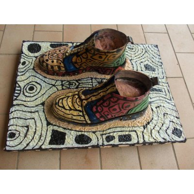 INSTALLAZIONE MAURO BENEDETTI ' E' CAMMINANDO CHE SI FA IL CAMMINO ' dimensioni L 41 x H 55 cm.