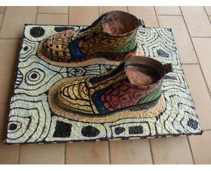 INSTALLAZIONE MAURO BENEDETTI ' E' CAMMINANDO CHE SI FA IL CAMMINO ' dimensioni L 41 x H 55 cm.