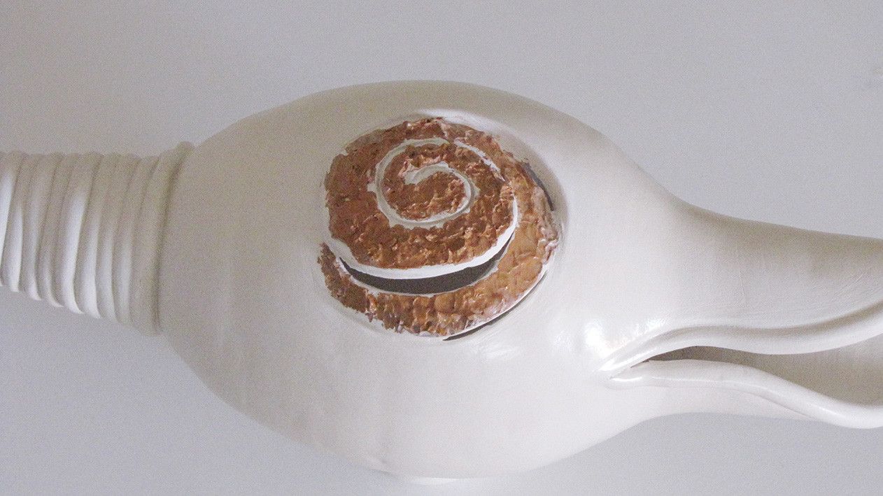 SCULTURA IN CERAMICA  LUCIANA PEREGO ' CARACOLES '  dimensioni L 45 x H 20 cm.