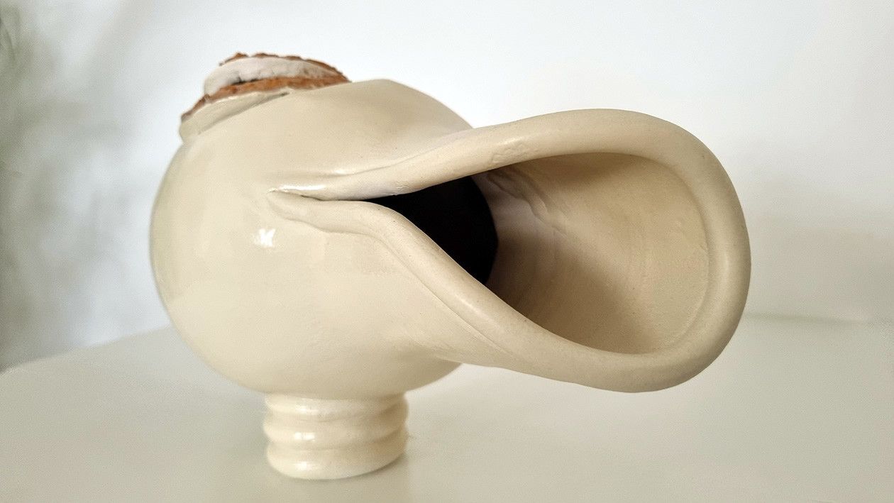 SCULTURA IN CERAMICA  LUCIANA PEREGO ' CARACOLES '  dimensioni L 45 x H 20 cm.
