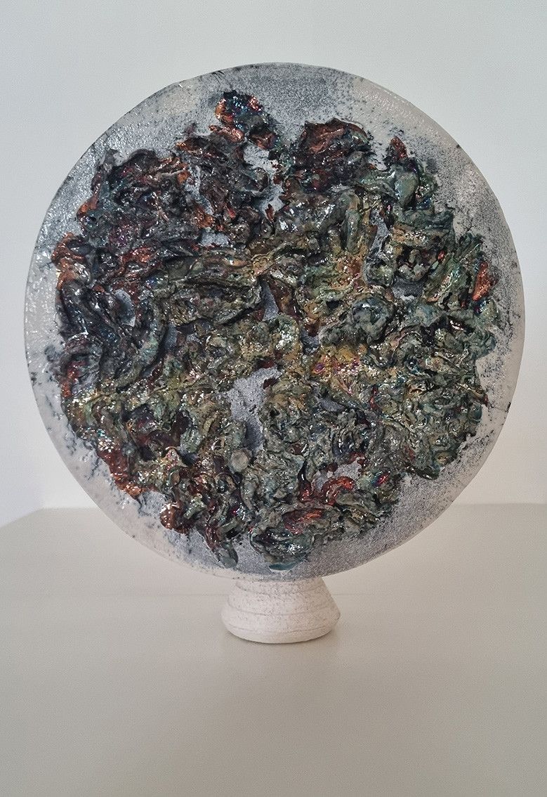SCULTURA IN CERAMICA  LUCIANA PEREGO ' FRA TERRA E SACRO '  dimensioni D 25 cm.