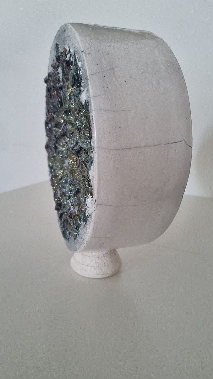 SCULTURA IN CERAMICA  LUCIANA PEREGO ' FRA TERRA E SACRO '  dimensioni D 25 cm.