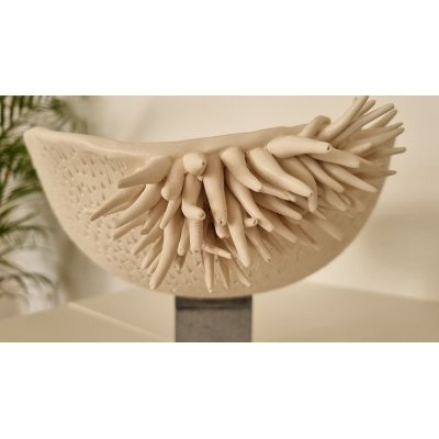 SCULTURA IN CERAMICA LUCIANA PEREGO ' MENEVO' ' dimensioni D 37 x H 21 cm.