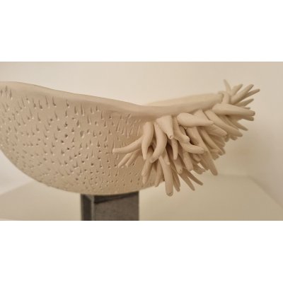 SCULTURA IN CERAMICA LUCIANA PEREGO ' MENEVO' ' dimensioni D 37 x H 21 cm.