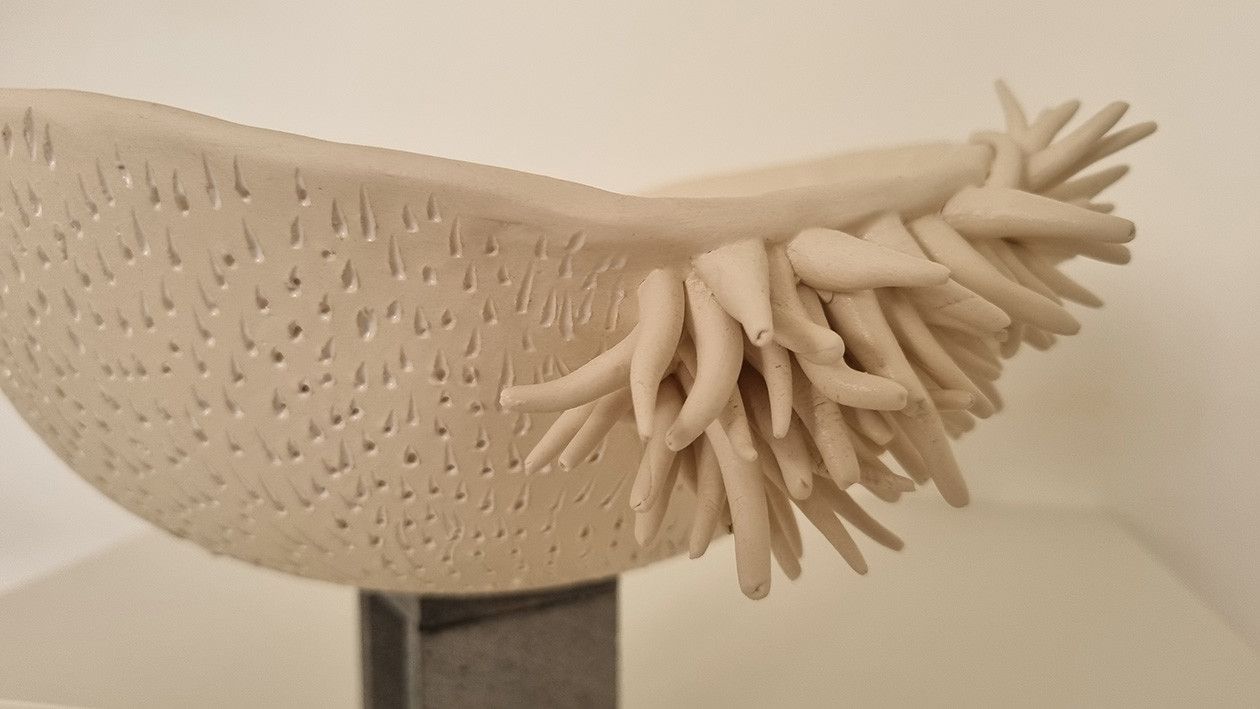 SCULTURA IN CERAMICA  LUCIANA PEREGO ' MENEVO' '  dimensioni  D 37  x H 21 cm.