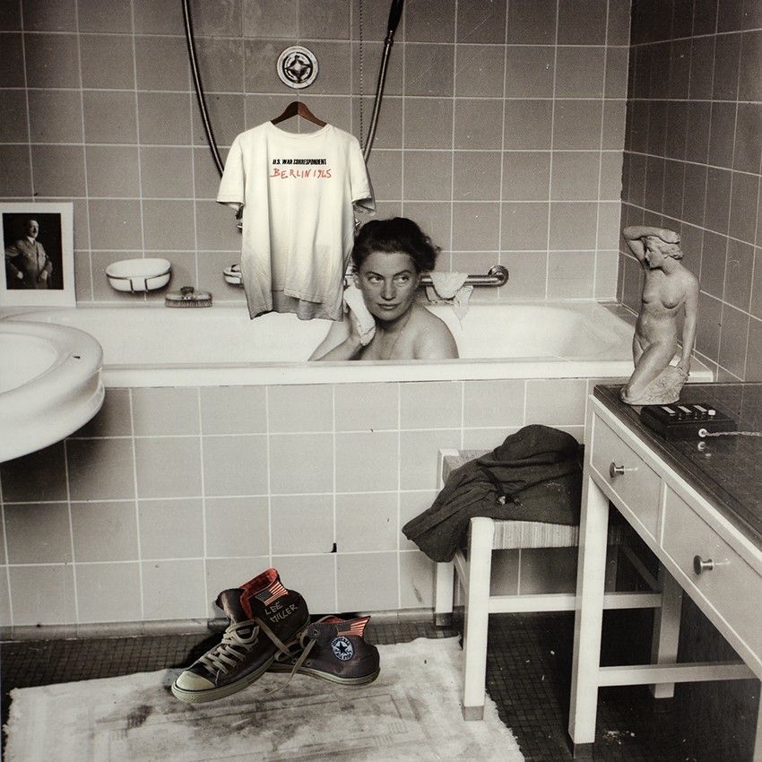 FOTOGRAFIA  BEPPE AMEGLIO ' LEE MILLER RITRATTA NELLA VASCA DA BAGNO DI HITLER '  dimensioni L 30 x H 30 cm.