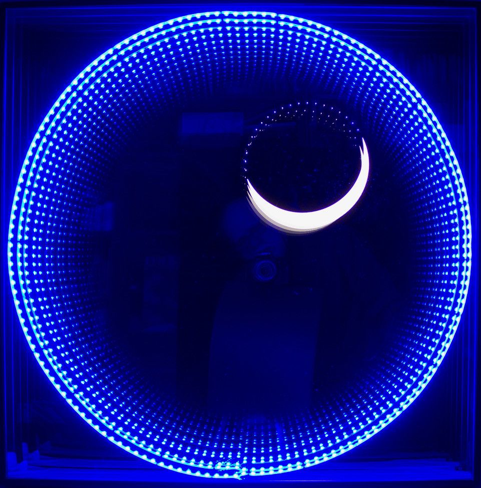 INSTALLAZIONE  PINO  POLISCA ' COSI LONTANA COSI VICINA '  dimensioni L 70 x H 70 cm.