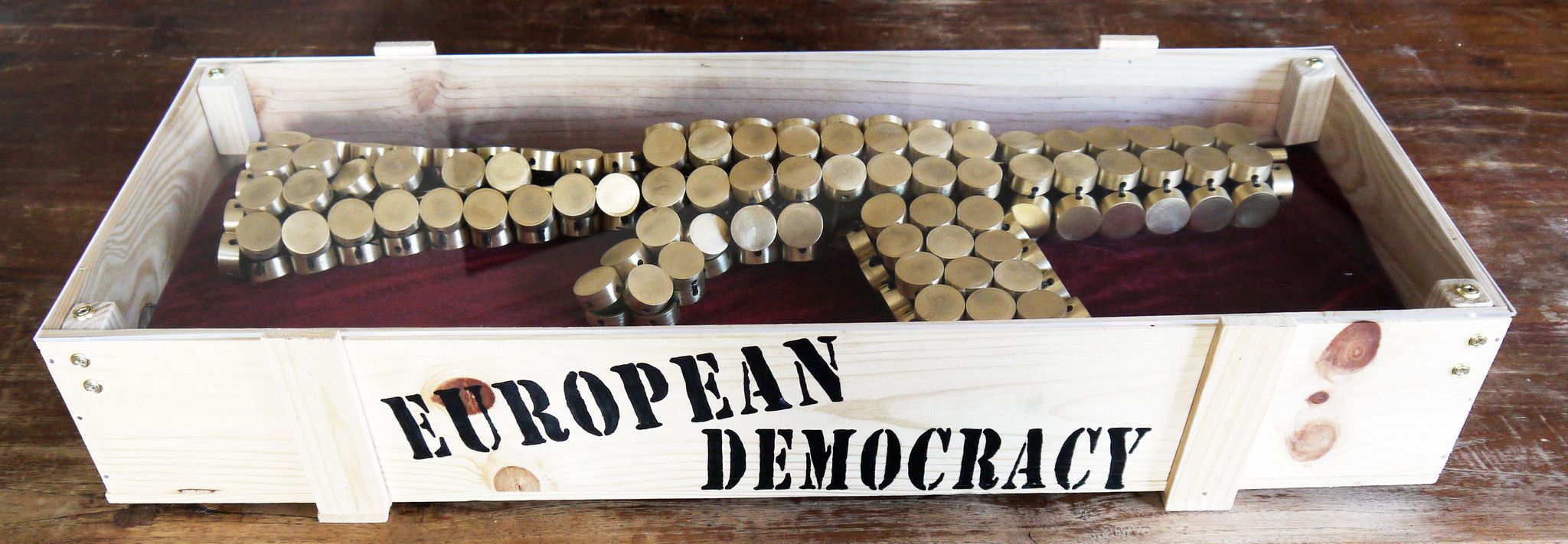 SCULTURA JORGE CASTRO GOMEZ " EUROPEAN DEMOCRACY "  dimensioni L 100 x H 20 x P 30 cm.