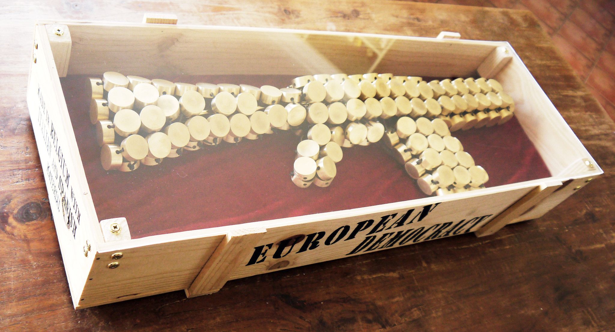 SCULTURA JORGE CASTRO GOMEZ " EUROPEAN DEMOCRACY "  dimensioni L 100 x H 20 x P 30 cm.
