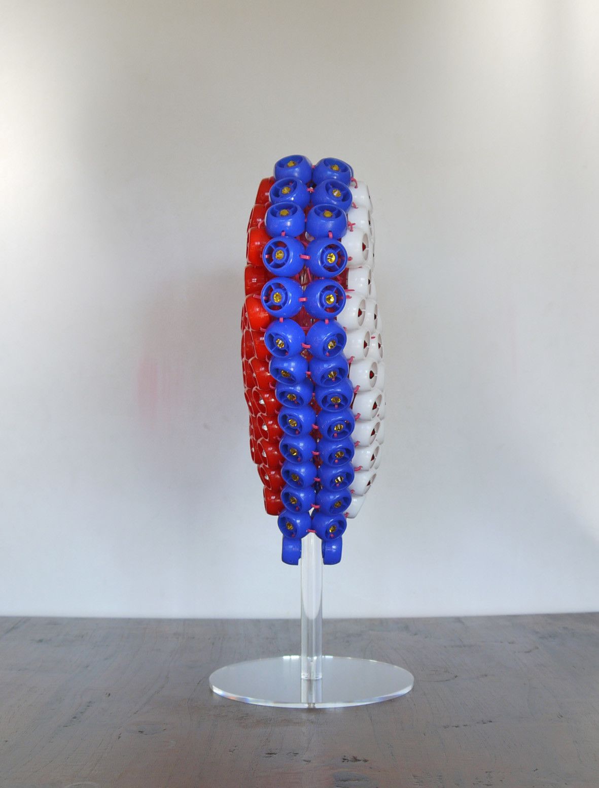 SCULTURA JORGE CASTRO GOMEZ " TRICO(L)EUR "  dimensioni L 30 x H 40 x P 15 cm.