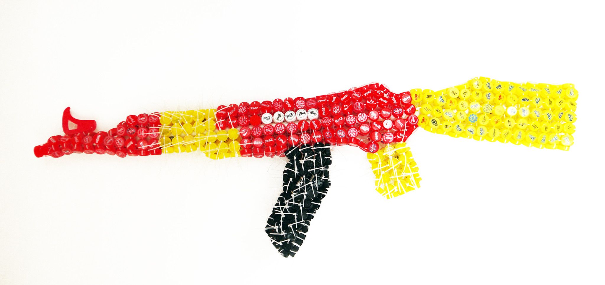 SCULTURA JORGE CASTRO GOMEZ " AK 47 MADE IN BELGIUM "  dimensioni L 140 x H 20 x P 50 cm.