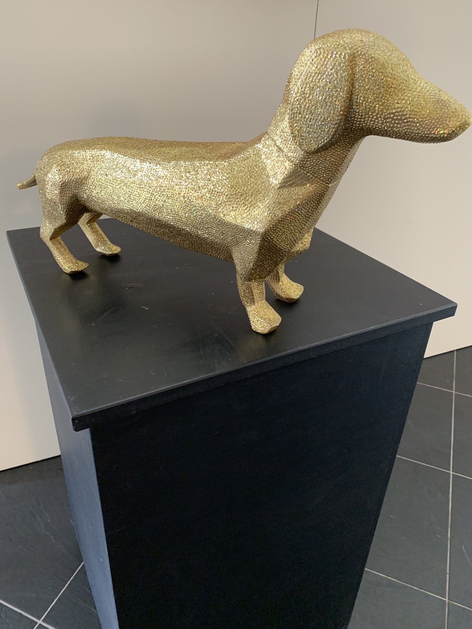 SCULTURA PET LOVERS "CRYSTALS SCOOBY" GOLD dimensioni  L 58,5 x H 30 x W 14 cm.