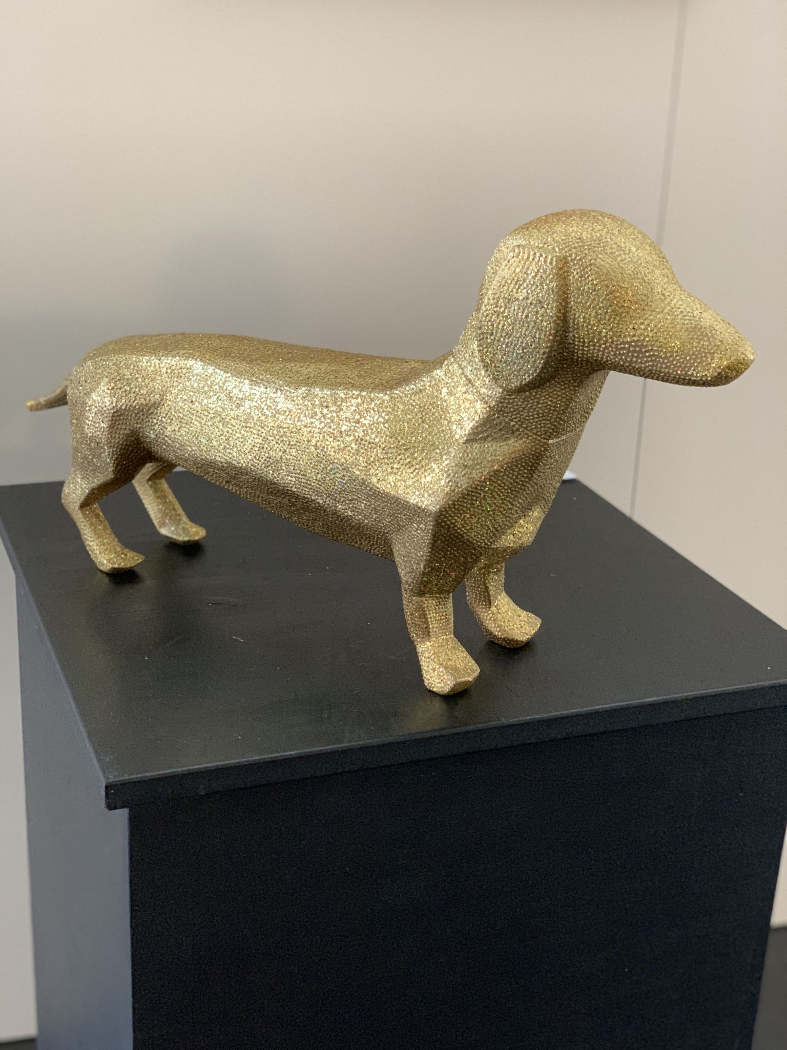 SCULTURA PET LOVERS "CRYSTALS SCOOBY" GOLD dimensioni  L 58,5 x H 30 x W 14 cm.