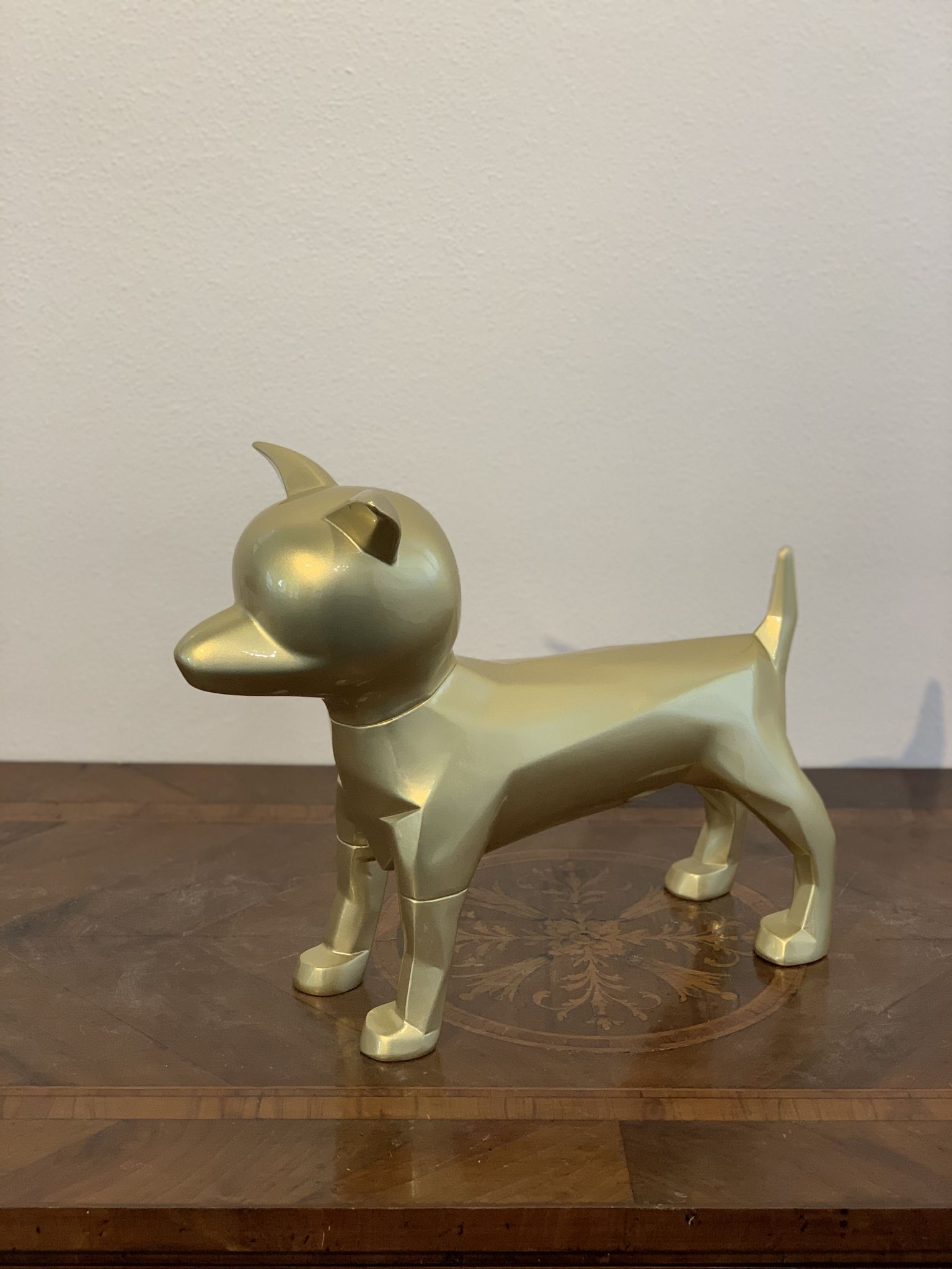 SCULTURA  PET  LOVERS   "GOLD TOMMY"  dimensioni   L 37,3 x H 29,5 x W 14,8 cm.