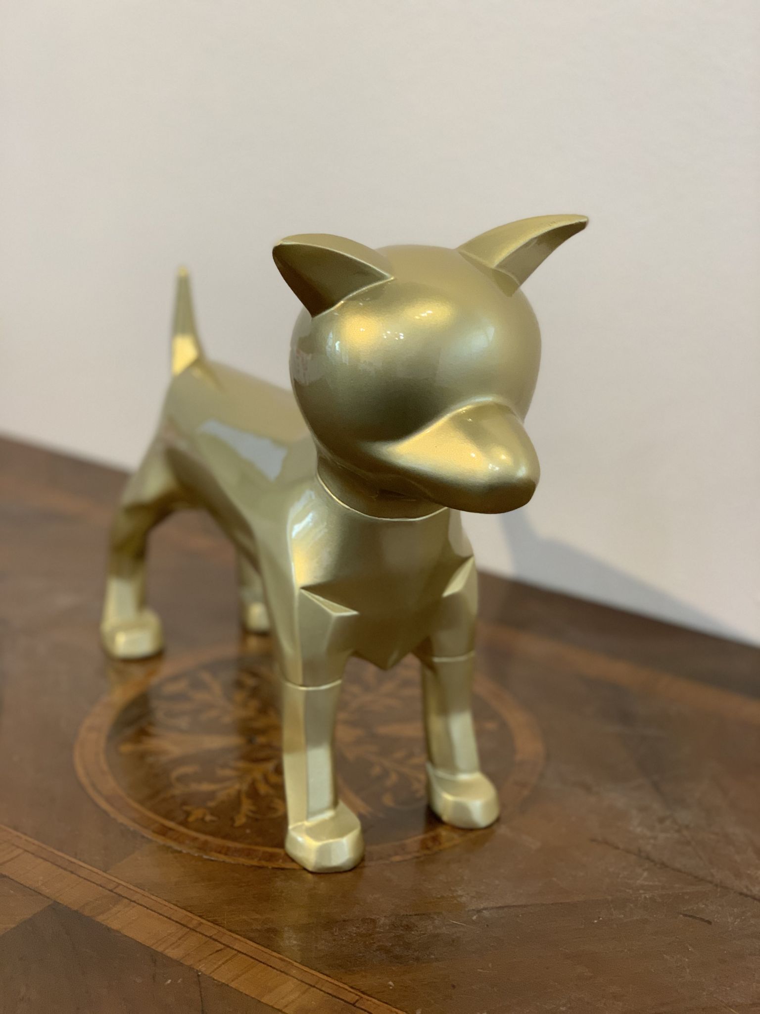 SCULTURA  PET  LOVERS   "GOLD TOMMY"  dimensioni   L 37,3 x H 29,5 x W 14,8 cm.