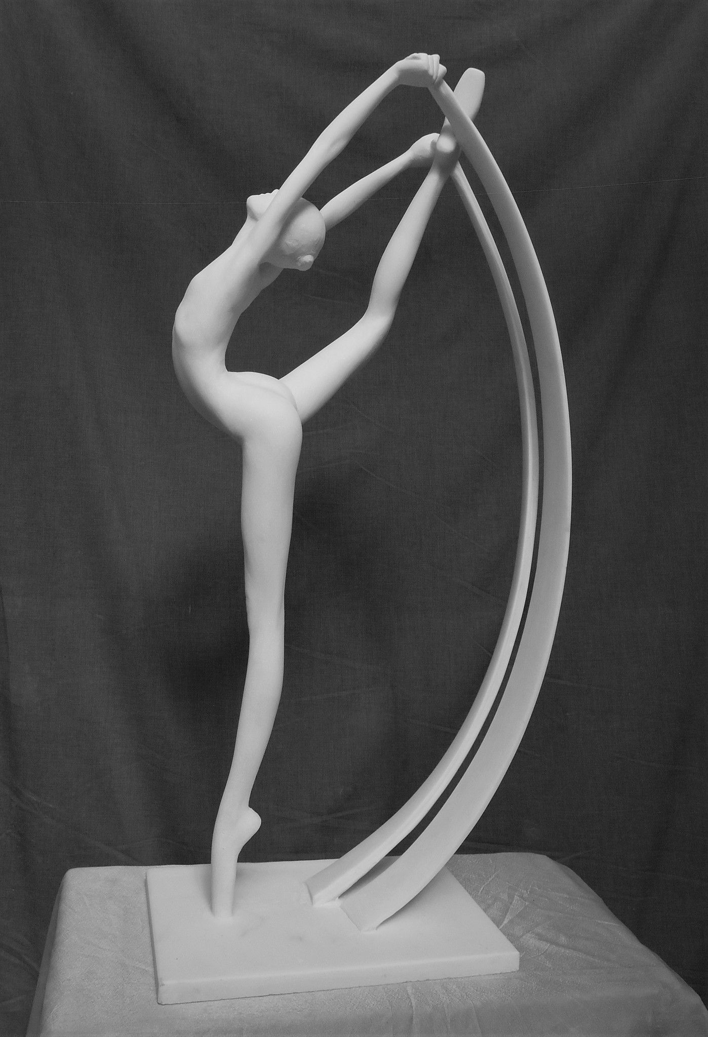 SCULTURA IN MARMO SMAIL ZIZI " EQUILIBRIO 2 "  dimensioni L 40 x H 87 x P 22 cm.
