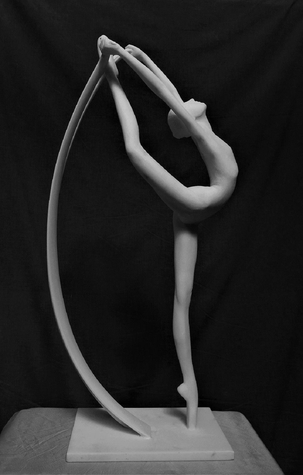 SCULTURA IN MARMO SMAIL ZIZI " EQUILIBRIO 2 "  dimensioni L 40 x H 87 x P 22 cm.