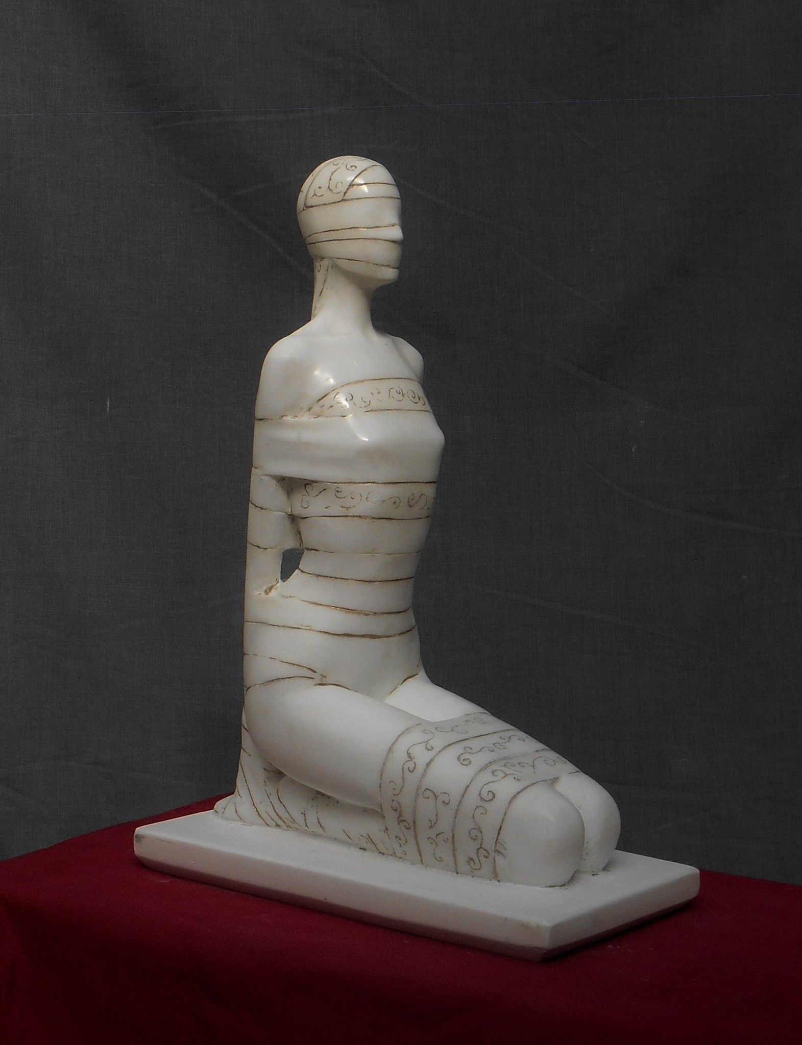 SCULTURA IN MARMO SMAIL ZIZI " TABU' 1 "  dimensioni L 32 x H 45 x P 17 cm.