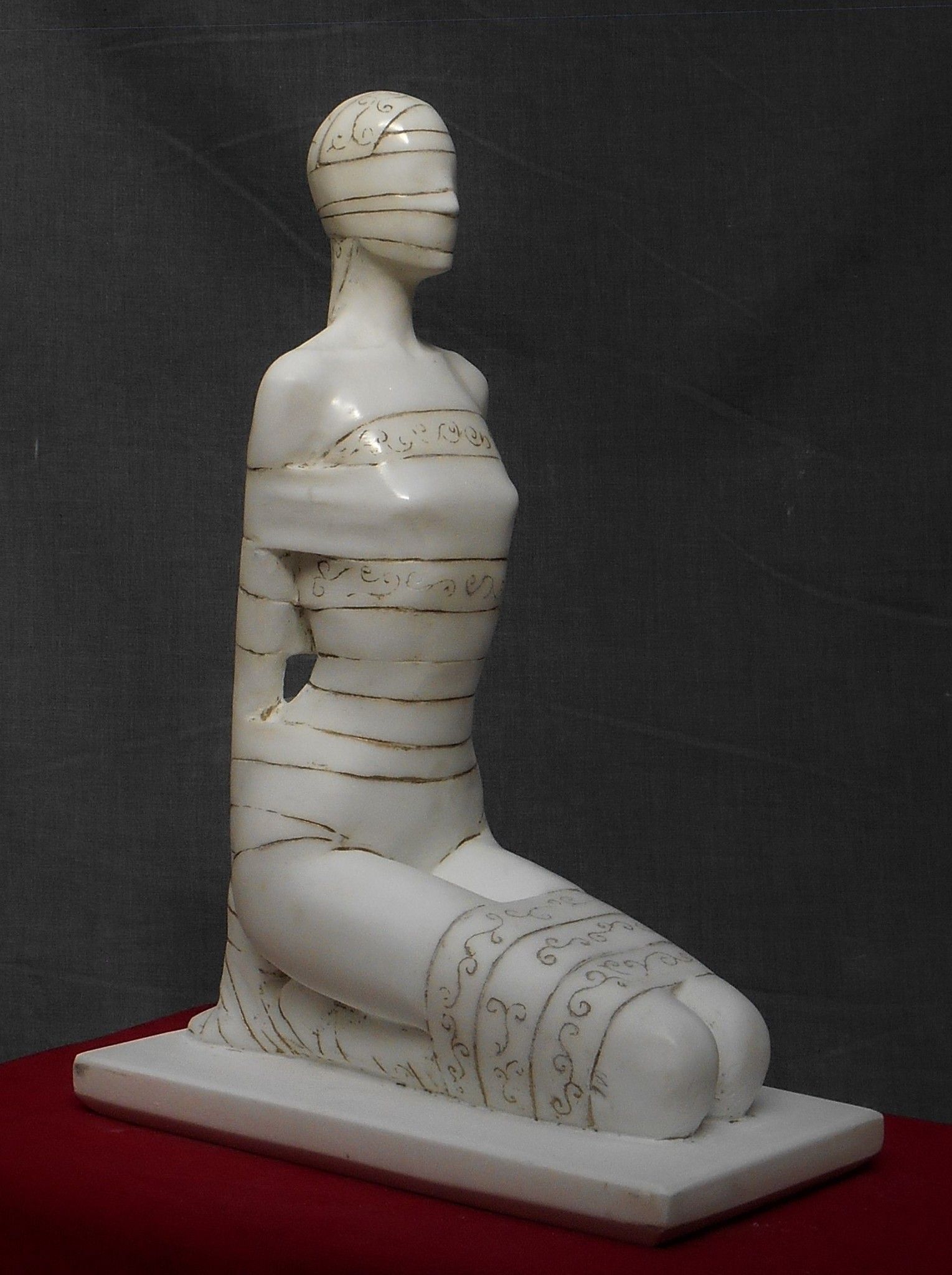 SCULTURA IN MARMO SMAIL ZIZI " TABU' 1 "  dimensioni L 32 x H 45 x P 17 cm.
