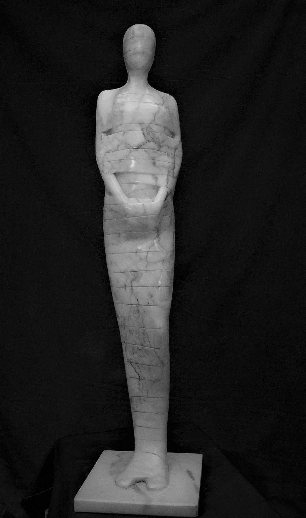 SCULTURA IN MARMO SMAIL ZIZI " TABU' 4 "  dimensioni L 19 x H 82 x P 19 cm.