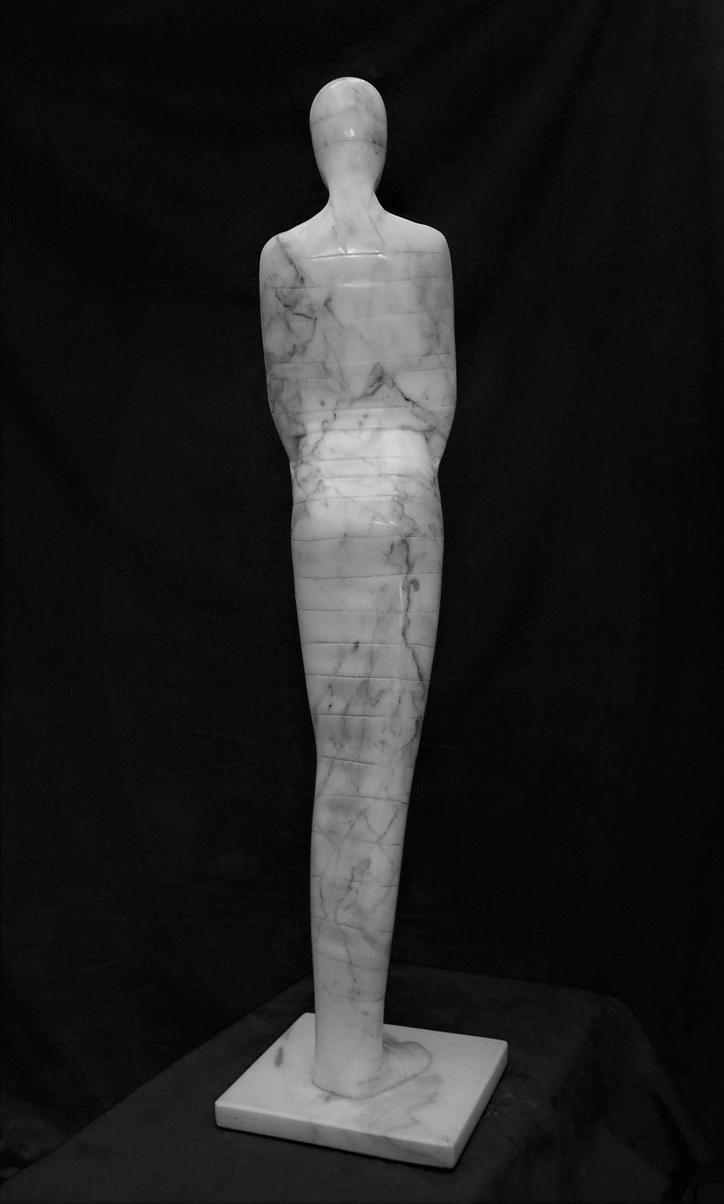 SCULTURA IN MARMO SMAIL ZIZI " TABU' 4 "  dimensioni L 19 x H 82 x P 19 cm.