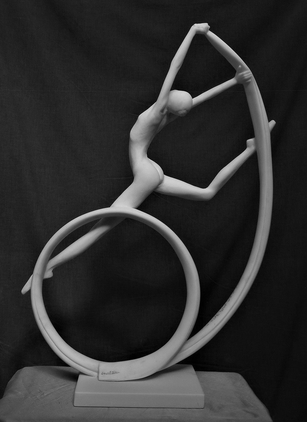 SCULTURA IN MARMO SMAIL ZIZI " ESTENSIONE 2 "  dimensioni L 58 x H 83 x P 20 cm.