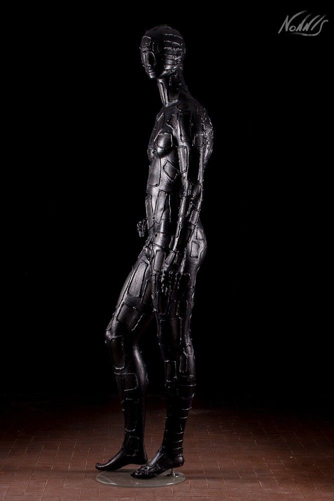 SCULTURA FRANCO NONNIS " MAN IN BLACK "  dimensioni L 190 x H 100 x P 40 cm.