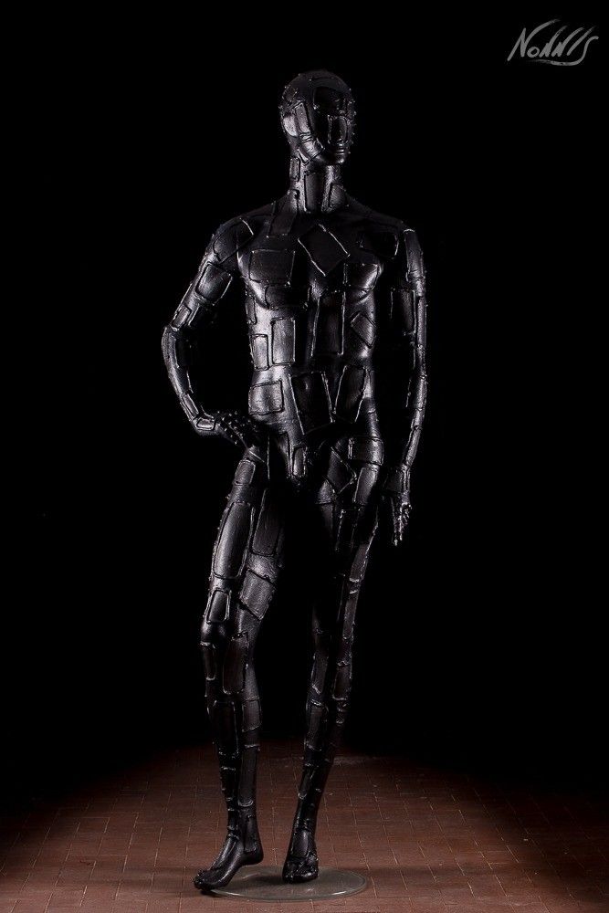 SCULTURA FRANCO NONNIS " MAN IN BLACK "  dimensioni L 190 x H 100 x P 40 cm.