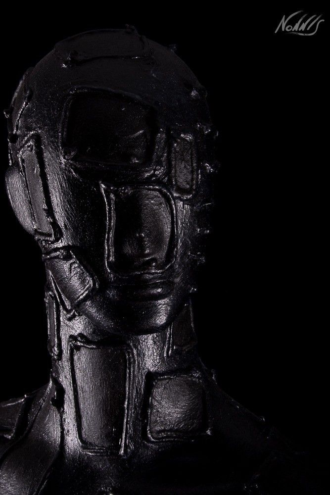 SCULTURA FRANCO NONNIS " MAN IN BLACK "  dimensioni L 190 x H 100 x P 40 cm.