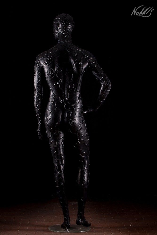 SCULTURA FRANCO NONNIS " MAN IN BLACK "  dimensioni L 190 x H 100 x P 40 cm.
