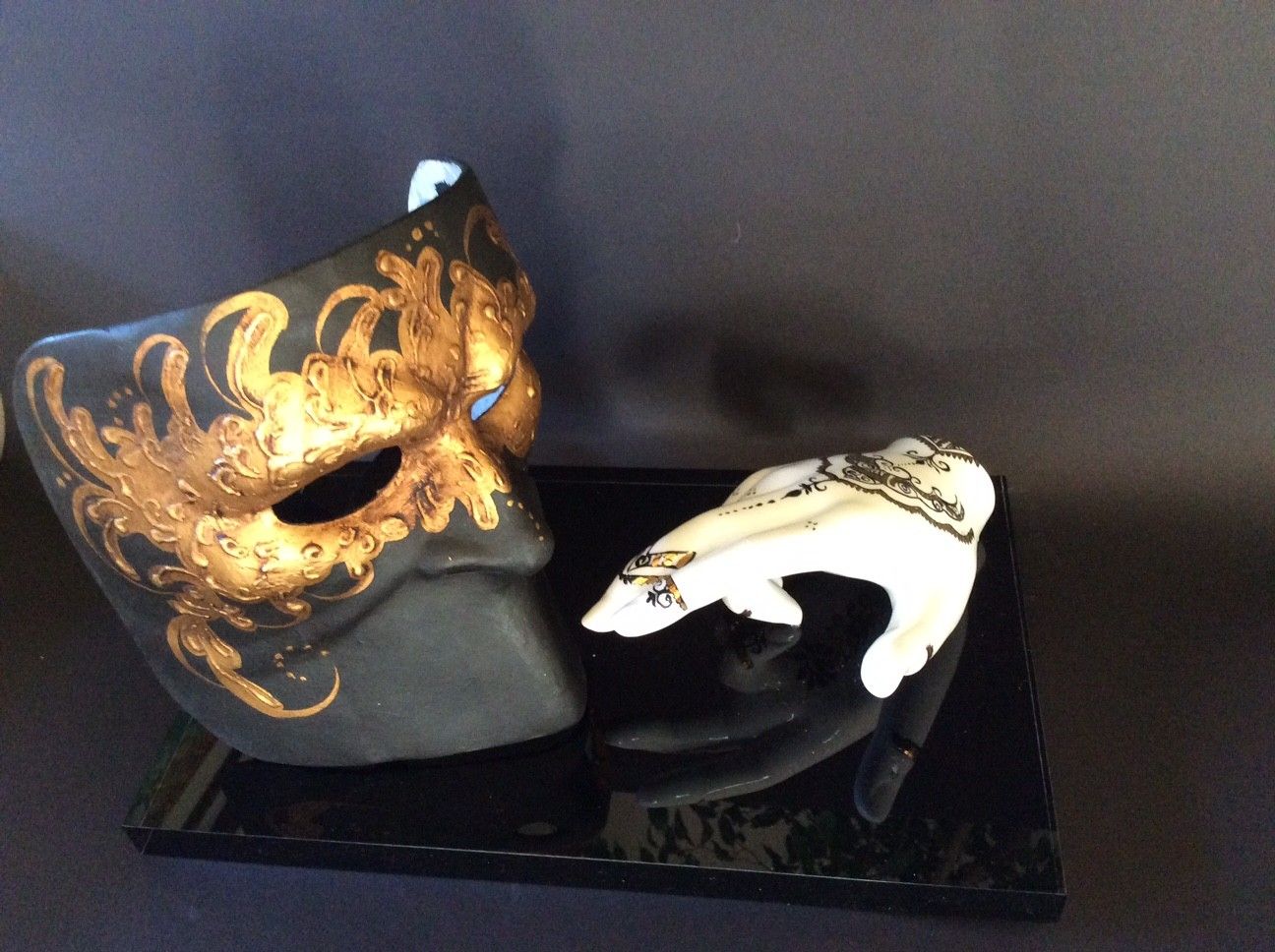 SCULPTURE  KATIA BRUGNOLO " MANO-DANZA CON BAUTTA NERO E ORO "  size  L 33 x H 22 x P 20 cm.