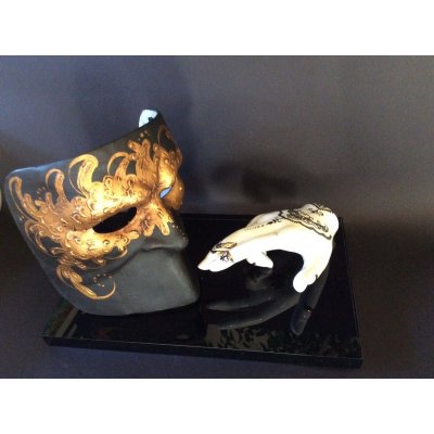 SCULTURA KATIA BRUGNOLO ' MANO-DANZA CON BAUTTA NERO E ORO ' dimensioni L 33 x H 22 x P 20 cm.