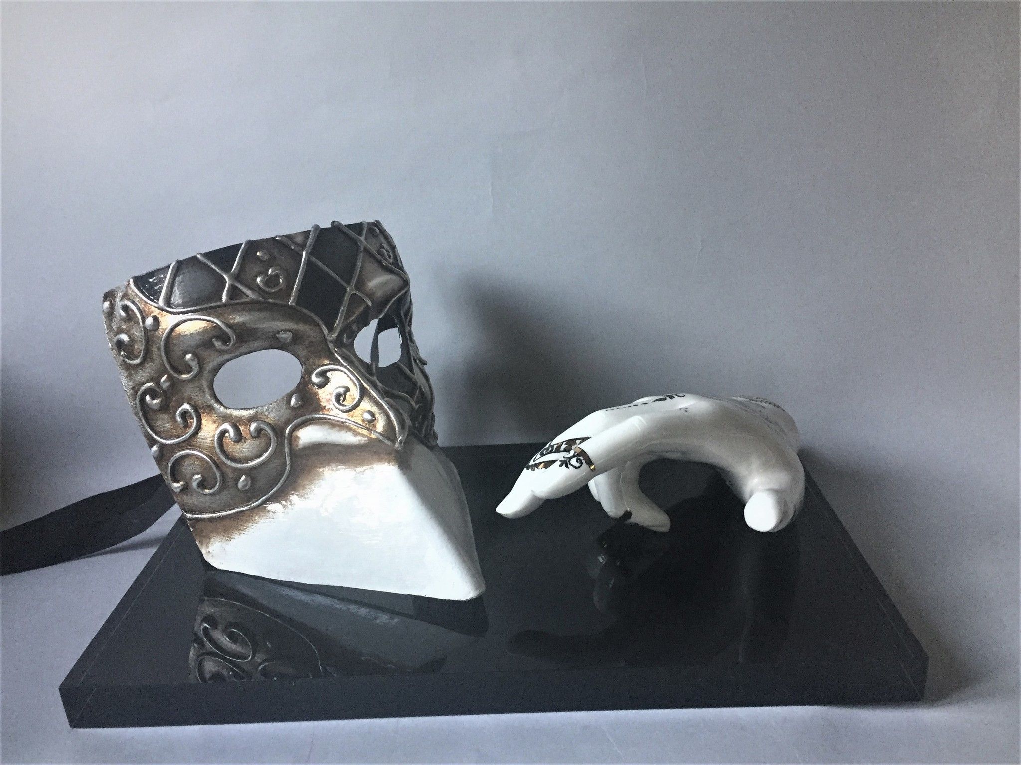 SCULPTURE  KATIA BRUGNOLO " MANO-DANZA CON BAUTTA BIANCO, NERO E ARGENTO "  size  L 33 x H 22 x P 20 cm.