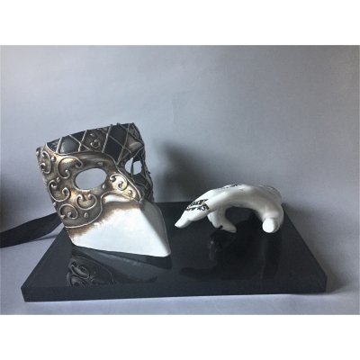 SCULTURA KATIA BRUGNOLO ' MANO-DANZA CON BAUTTA BIANCO, NERO E ARGENTO ' dimensioni L 33 x H 22 x P 20 cm.