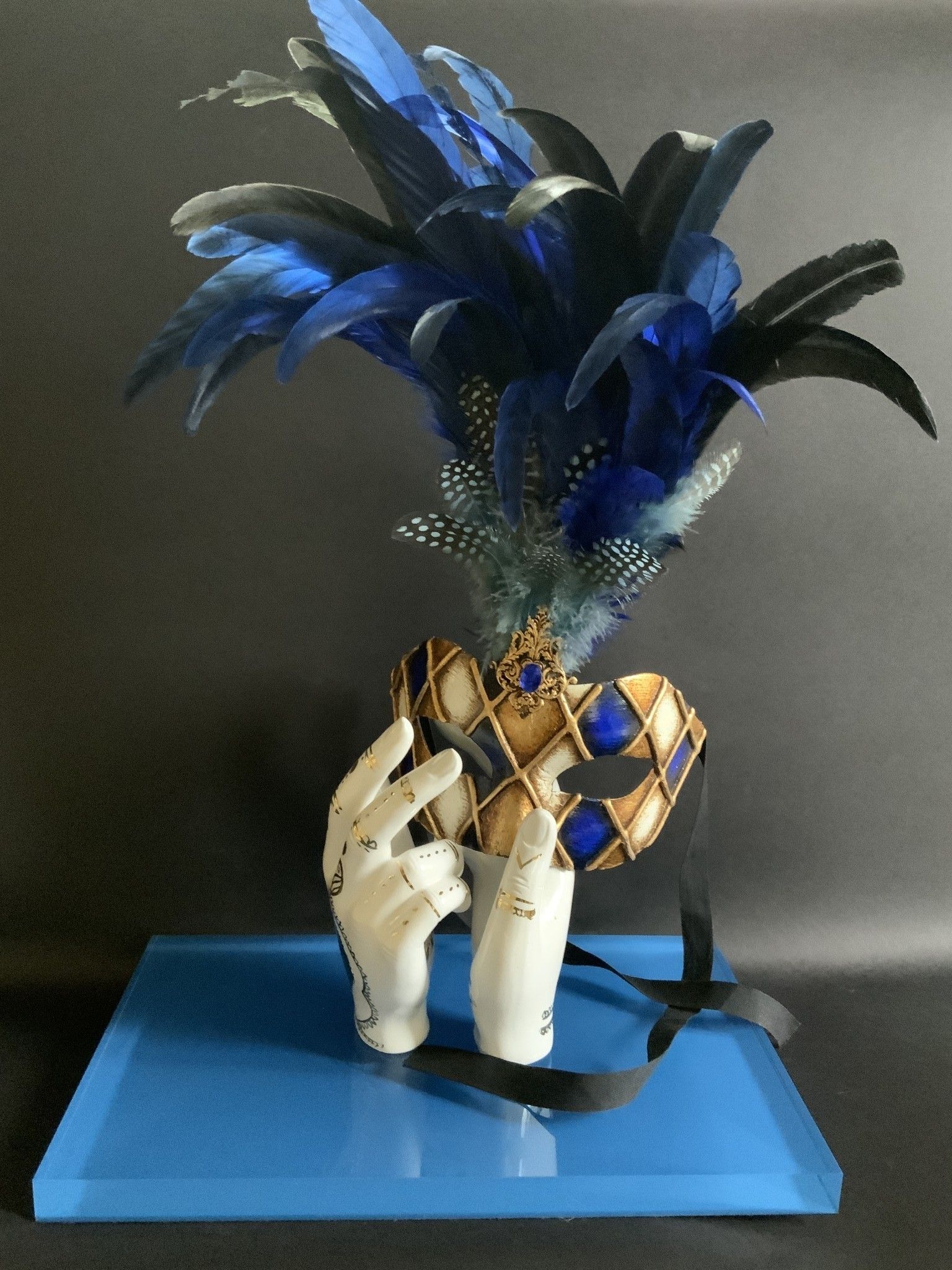 SCULPTURE  KATIA BRUGNOLO " MANI-DANZA CON MASCHERA CON PIUME BLU "  size  L 33 x H 50 x P 20 cm.