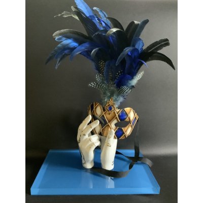 SCULTURA KATIA BRUGNOLO ' MANI-DANZA CON MASCHERA CON PIUME BLU ' dimensioni L 33 x H 50 x P 20 cm.