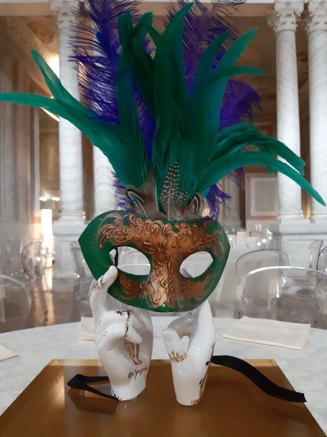 SCULPTURE  KATIA BRUGNOLO " MANI-DANZA CON PIUME VERDE SMERALDO "  size  L 33 x H 50 x P 20 cm.