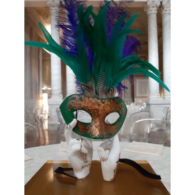 SCULTURA KATIA BRUGNOLO ' MANI-DANZA CON PIUME VERDE SMERALDO ' dimensioni L 33 x H 50 x P 20 cm.