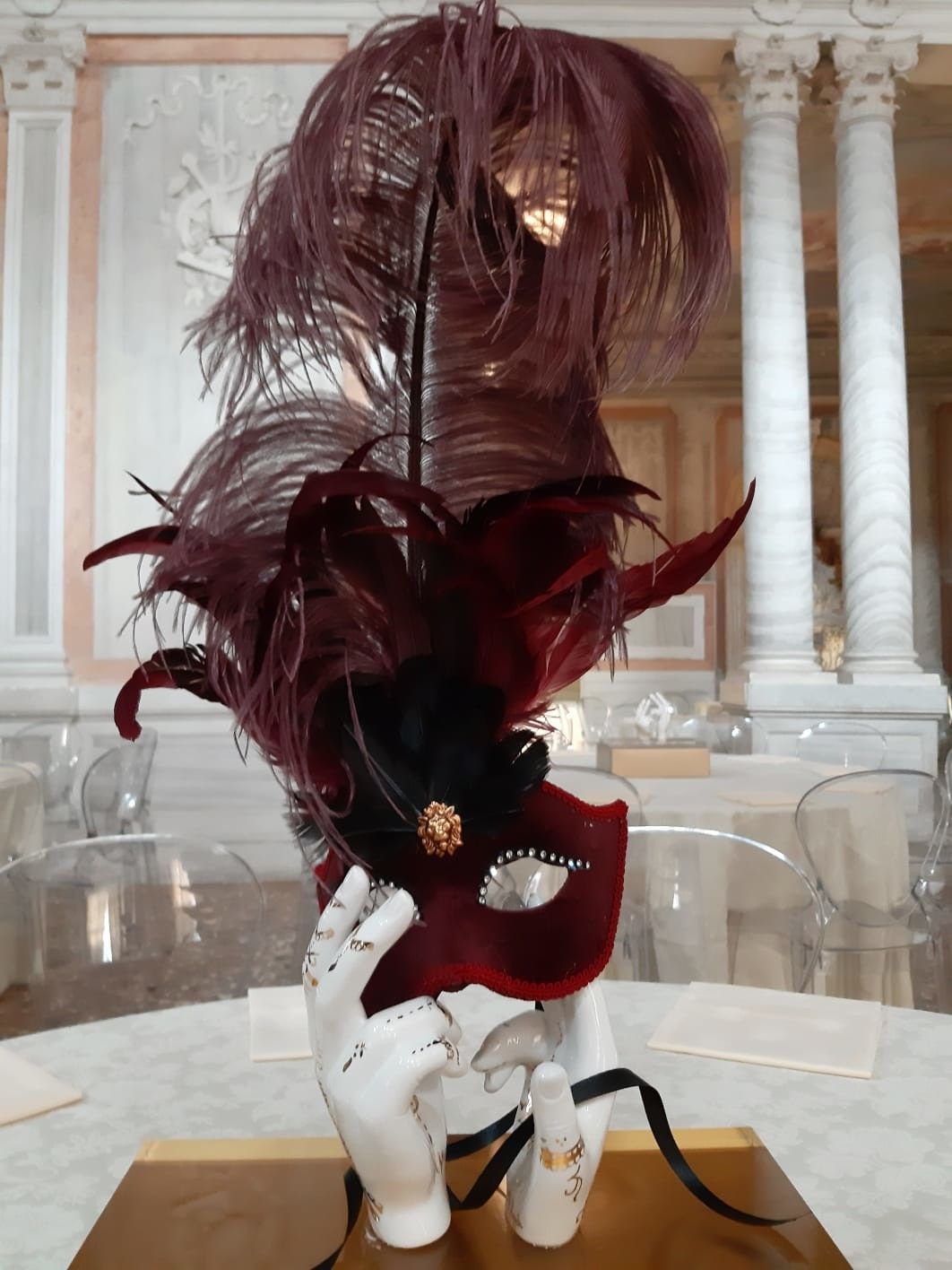 SCULTURA KATIA BRUGNOLO ' MANI-DANZA CON MASCHERA CON PIUME COLOR PORPORA '  dimensioni L 33 x H 60 x P 20 cm.