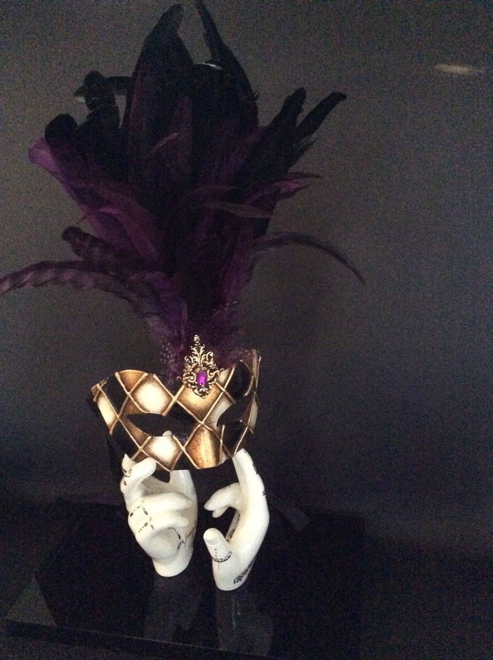SCULTURA KATIA BRUGNOLO ' MANI-DANZA CON MASCHERA CON PIUME VIOLA '  dimensioni L 33 x H 50 x P 20 cm.