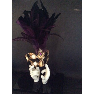 SCULTURA KATIA BRUGNOLO ' MANI-DANZA CON MASCHERA CON PIUME VIOLA ' dimensioni L 33 x H 50 x P 20 cm.