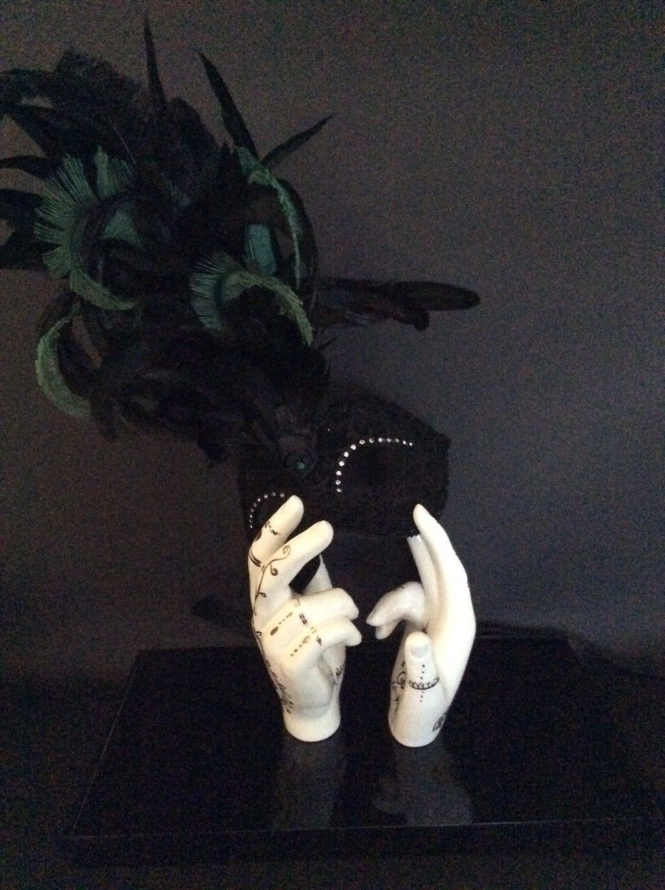 SCULPTURE  KATIA BRUGNOLO " MANI-DANZA CON MASCHERA CON PIUME VERDI E NERE "  size  L 33 x H 50 x P  20 cm.
