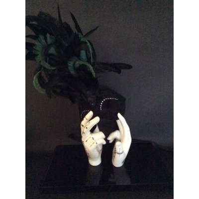 SCULTURA KATIA BRUGNOLO ' MANI-DANZA CON MASCHERA CON PIUME VERDI E NERE ' dimensioni L 33 x H 50 x P 20 cm.