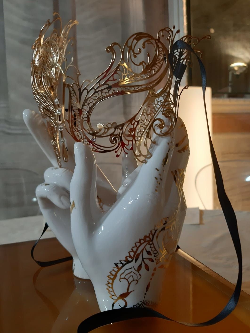 SCULPTURE  KATIA BRUGNOLO " MANI-DANZA CON MASCHERA COLOMBINA IN OTTONE "   size  L 33 x H 28 x P 20 cm.