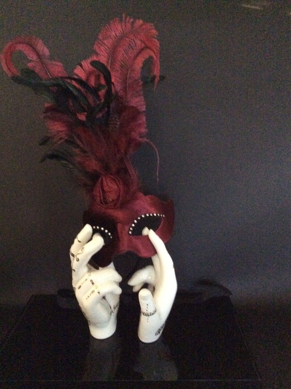 SCULPTURE  KATIA BRUGNOLO " MANI-DANZA CON MASCHERA CON PIUME COLOR PORPORA E NERE "  size  L 33 x  H 50 x P 20 cm.