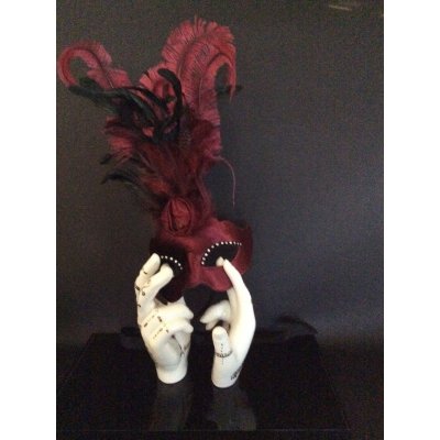 SCULTURA KATIA BRUGNOLO ' MANI-DANZA CON MASCHERA CON PIUME COLOR PORPORA E NERE ' dimensioni L 33 x H 50 x P 20 cm.